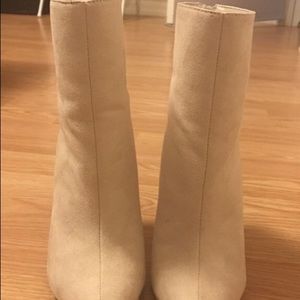 Pointed tor heeled boots